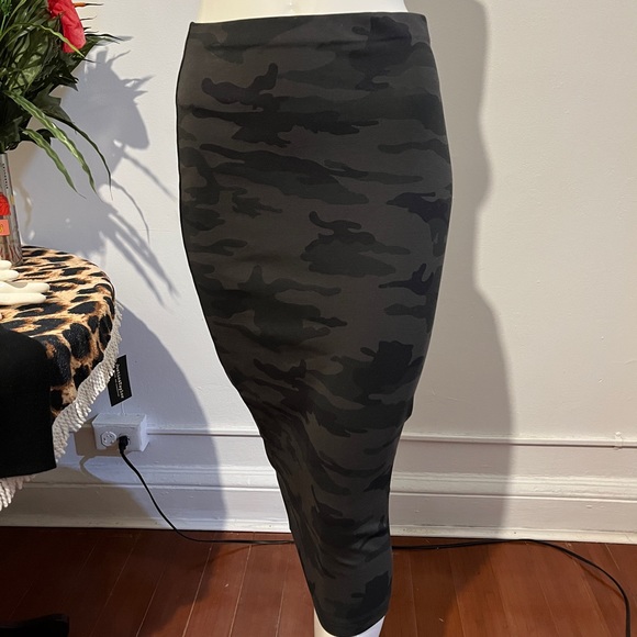Sanctuary Camo Printed Skirt NWT XS New with tag - Picture 10 of 12